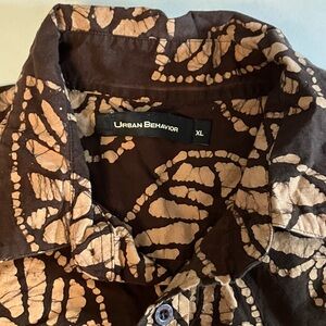 Urban Behavior Brown Patterned Men's button up long sleeve shirt. EUC!